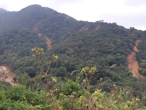  Hướng Việt vẫn là điểm ảnh hưởng nặng nề nhất của đợt mưa lũ kinh hoàng vừa qua, hiện vẫn đang khắc phục rất chậm do đường vào vẫn bị chia cắt, tất cả các tổ chức, cá nhân muốn vào thực hiện công tác cứu trợ đều phải đi vòng qua Quảng Bình.(Ảnh: Thủy Trần/Vietnam+)