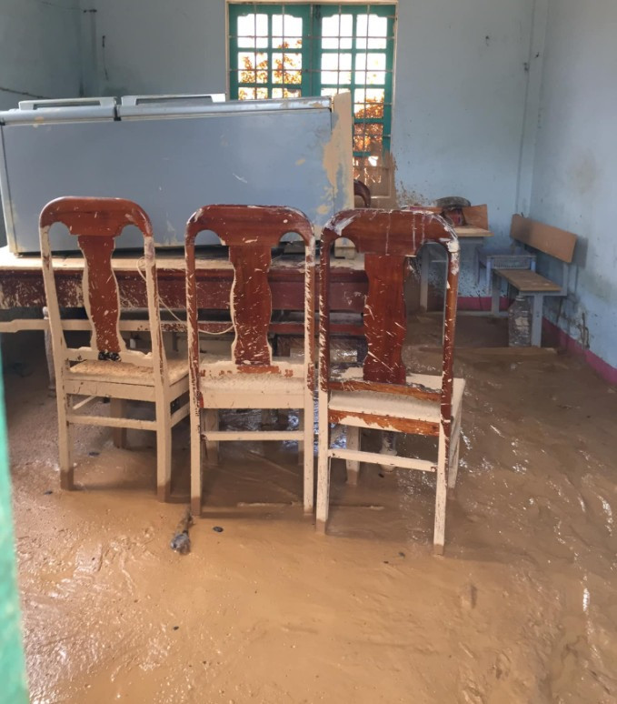  Nhà sinh hoạt cộng đồng thôn Ta Rùng xã Hướng Việt ngập bùn-hình ảnh được chụp ngày 3/11 (Ảnh:Thủy Trần/Vietnam+)