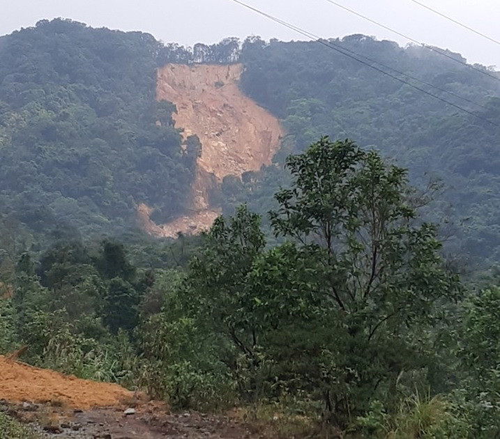  Phía đường Khe Sanh chưa thông, tuyến đường chính từ trung tâm Hướng Hóa và Hướng Việt phải đi qua đường đèo Sa Mù, hai bên núi nứt, đất đá lở rất nguy hiểm (Ảnh: Thủy Trần/Vietnam+)