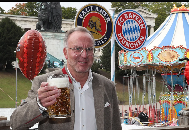 Mỗi cốc bia (1 lít) có giá khoảng 11 euro. Ảnh: Nguồn Fcb.de