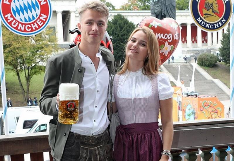 Michaël Cuisance hào hứng với Oktoberfest lần đầu. Ảnh: Nguồn Fcb.de