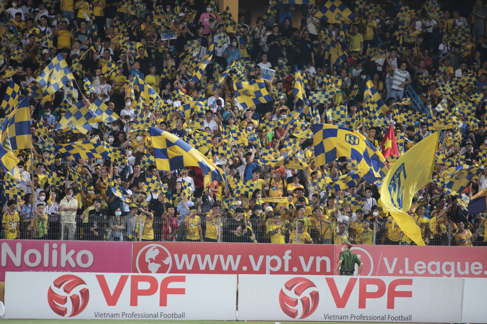 Đây là trận đấu tâm điểm của vòng đấu nên thu hút hơn 10.000 cổ động viên trên khán đài và chứng kiến không khí sôi động. (Ảnh: PV/Vietnam+)