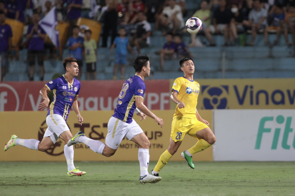 Ngay sau tiếng còi bắt đầu, trận đấu đã nhanh chóng được đẩy cao tốc độ. Hai đội đều nhập cuộc chủ động nhờ đang sở hữu phong độ cao. (Ảnh: PV/Vietnam+)