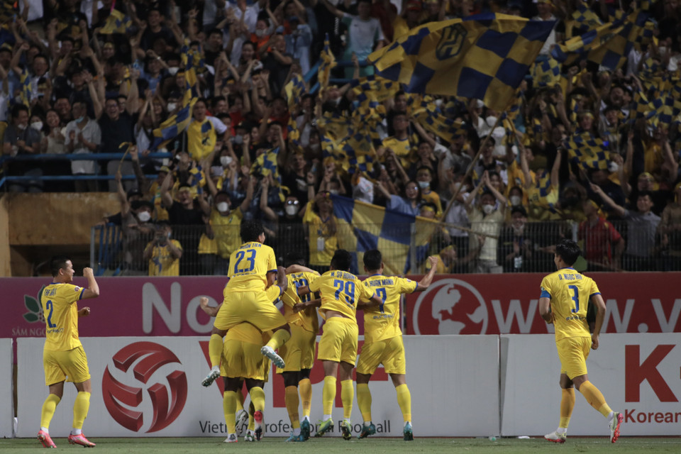 Tiền đạo Olaha đã bật cao đón đường chuyền phạt góc của Phan Văn Đức và dứt điểm khiến thủ môn Tấn Trường bên phía Hà Nội FC không kịp phản xạ. (Ảnh: PV/Vietnam+)