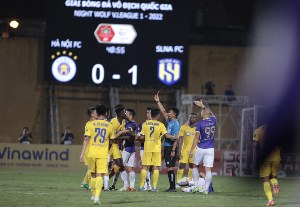 Tuy nhiên, bước ngoặt của trận đấu đến ở phút 49. Từ người hùng mở tỷ số, ngoại binh Olaha hóa tội đồ khi bị phạt thẻ đỏ trực tiếp sau tình huống đánh nguội với tiền vệ Hùng Dũng bên phía Hà Nội FC. (Ảnh: PV/Vietnam+)