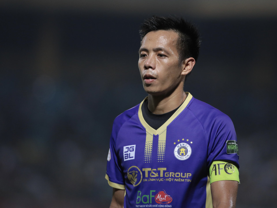 Tiền đạo Văn Quyết chơi hay nhất bên phía Hà Nội FC khi khuấy đảo hàng phòng ngực đối thủ, tạo hàng loạt cơ hội nguy hiểm. Cầu thủ này cũng nhận danh hiệu Cầu thủ xuất sắc nhất trận đấu từ ban tổ chức. (Ảnh: PV/Vietnam+)