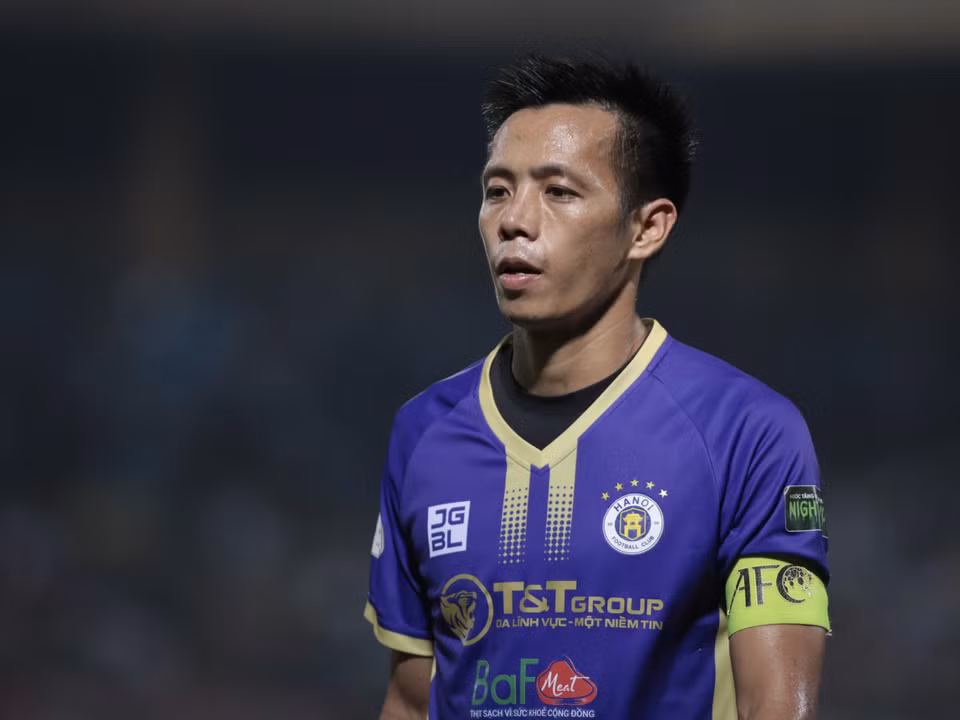 Tiền đạo Văn Quyết chơi hay nhất bên phía Hà Nội FC khi khuấy đảo hàng phòng ngực đối thủ, tạo hàng loạt cơ hội nguy hiểm. Cầu thủ này cũng nhận danh hiệu Cầu thủ xuất sắc nhất trận đấu từ ban tổ chức. (Ảnh: PV/Vietnam+)