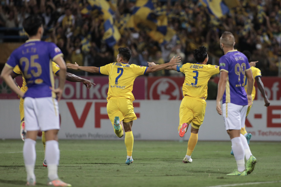 Ở phút thứ 4, bàn thắng mở tỷ số đã đến khi Sông Lam Nghệ An tận dụng tốt cơ hội cố định. (Ảnh: PV/Vietnam+)