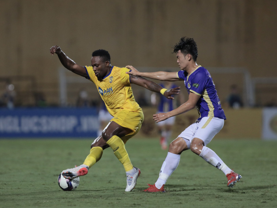 Trong khi đó, Sông Lam Nghệ An chủ động lùi sâu đội hình sau khi dẫn trước, chủ yếu chờ đợi cơ hội phản công với các ngoại binh chất lượng. (Ảnh: PV/Vietnam+)