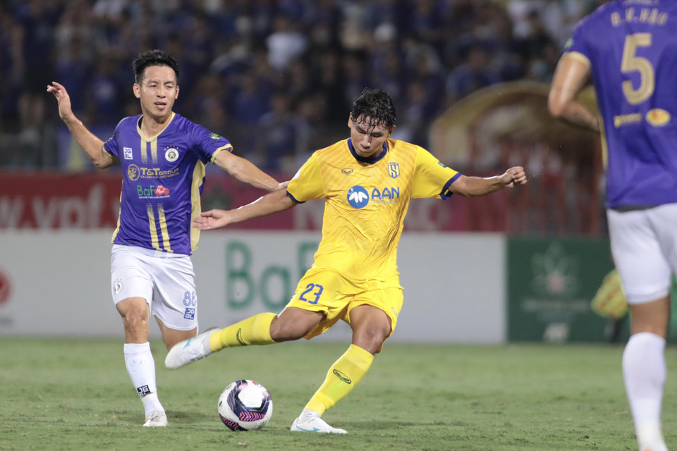Bàn thắng sớm khiến trận đấu thêm hấp dẫn khi Hà Nội FC đẩy cao tốc độ, kiểm soát bóng vượt trội để tìm kiếm bàn gỡ hòa. (Ảnh: PV/Vietnam+)