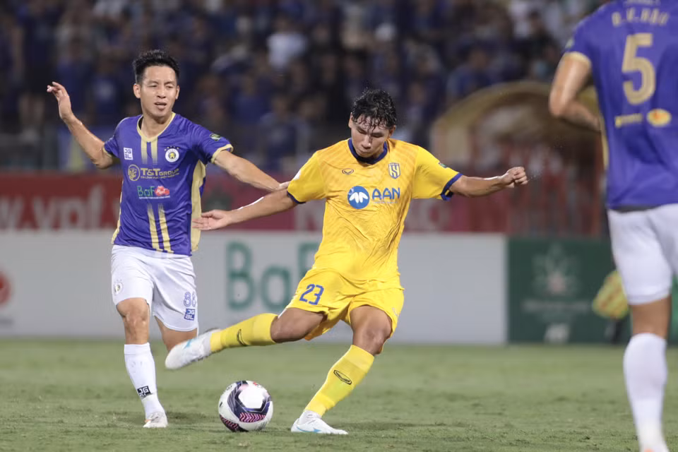 Bàn thắng sớm khiến trận đấu thêm hấp dẫn khi Hà Nội FC đẩy cao tốc độ, kiểm soát bóng vượt trội để tìm kiếm bàn gỡ hòa. (Ảnh: PV/Vietnam+)