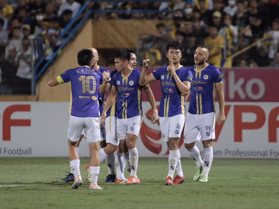 Tới phút 76, Hà Nội FC đã tìm thấy bàn thắng vươn lên dẫn trước nhờ công của trung vệ Thành Chung sau một tình huống chớp thời cơ trước khung thành đối thủ. (Ảnh: PV/Vietnam+)