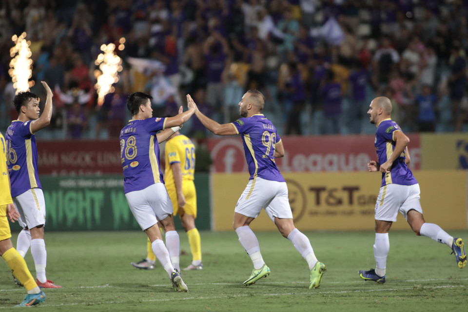 Phải chơi thiếu người, Sông Lam Nghệ An đã không thể giữ vững lợi thế. Hà Nội FC nhanh chóng gỡ hòa 1-1 ở phút 52. (Ảnh: PV/Vietnam+)