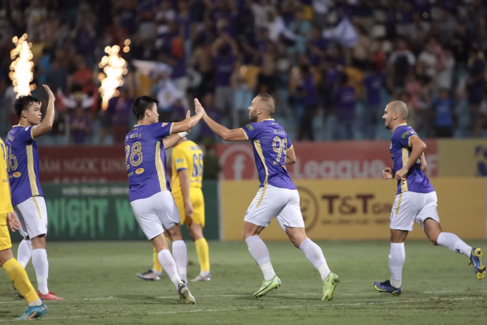Phải chơi thiếu người, Sông Lam Nghệ An đã không thể giữ vững lợi thế. Hà Nội FC nhanh chóng gỡ hòa 1-1 ở phút 52. (Ảnh: PV/Vietnam+)