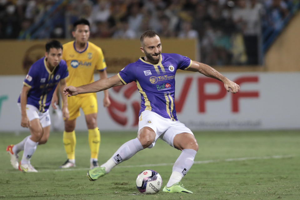 Tiền đạo Vladimir Siladji thực hiện quả phạt đền thành công để san bằng tỷ số sau khi hậu vệ Sông Lam Nghệ An để bóng chạm tay trong vòng cấm. (Ảnh: PV/Vietnam+)