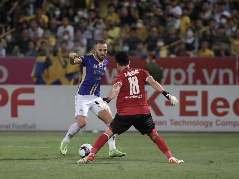 Chiến thắng trên sân nhà giúp Hà Nội FC giữ vững ngôi đầu bảng xếp hạng trước đối thủ trực tiếp Sông Lam Nghệ An. Đội bóng này có 20 điểm sau 10 vòng đấu, nhiều hơn 4 điểm so với các đối thủ đang bám đuổi. (Ảnh: PV/Vietnam+)