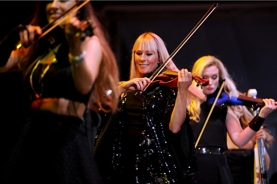 Có lúc nhóm trình diễn trọn vẹn một ca khúc, nhưng có lúc lại hòa dây một tổ hợp những tác phẩm quen thuộc. (Ảnh: BTC)