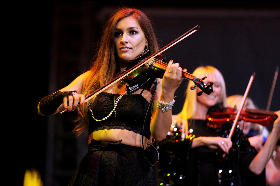 Thay vì trình diễn dự án mới của mình, BOND chọn cách xen kẽ các tác phẩm cũ, mới. (Ảnh: BTC)