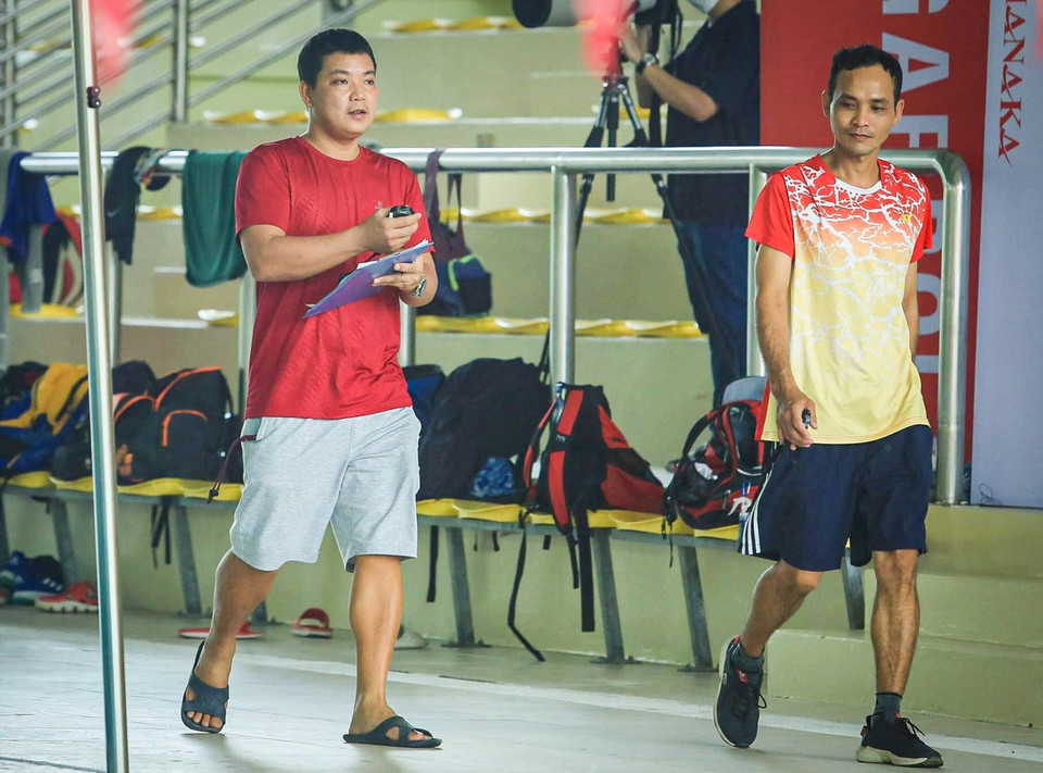 Huấn luyện viên trưởng của đội tuyển bơi lội là Nguyễn Hoàng Vũ (áo đỏ) sẽ dẫn dắt trực kèm cặp trực tiếp ngôi sao sáng Huy Hoàng hướng đến SEA Games 31. (Ảnh: PV/Vietnam+)