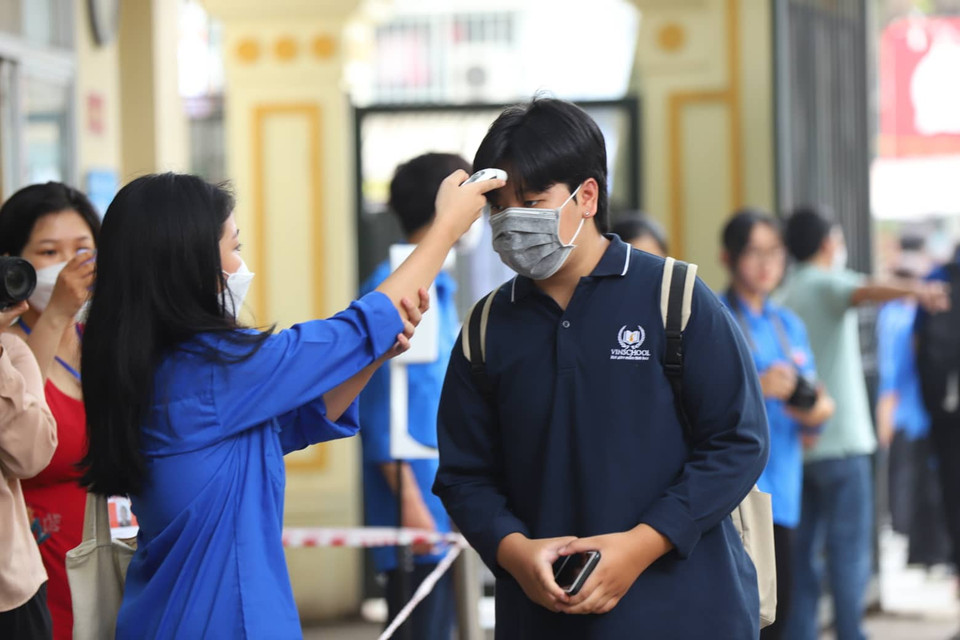 Thí sinh sẽ được đo thân nhiệt và sát khuẩn tại khu vực cổng trường trước khi vào điểm thi. (Ảnh: Hoài Nam/Vietnam+) 