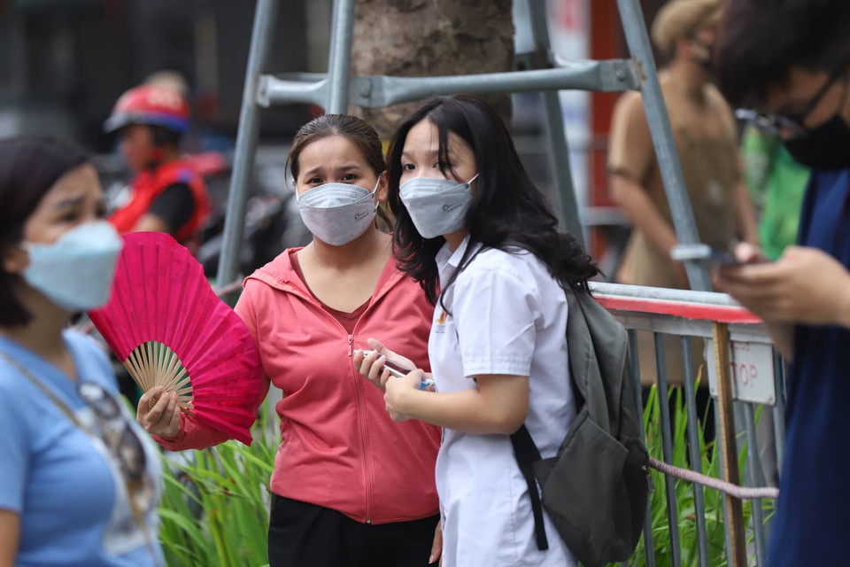 Có nhiều phụ huynh đã đưa con mình tới điểm thi từ sớm vì cảm thấy hồi hộp lo lắng. (Ảnh: Hoài Nam/Vietnam+)