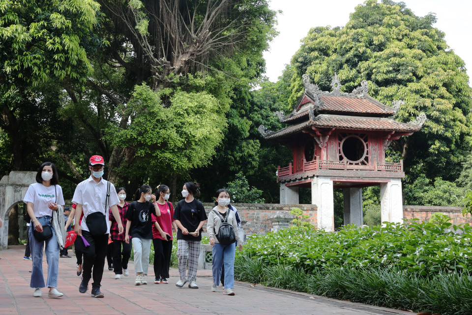 Kỳ thi tốt nghiệp THPT Quốc gia sẽ diễn ra trong 2 ngày 7 và 8/7/2022. Ngày 6/7/2022, thí sinh sẽ đến phòng thi làm thủ tục dự thi và nghe phổ biến quy chế thi. (Ảnh: Hoài Nam/Vietnam+) 