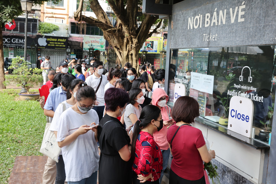 Rất đông phụ huynh và học sinh xếp hàng chờ mua vé khi quầy bán vé còn chưa mở cửa. (Ảnh: Hoài Nam/Vietnam+)