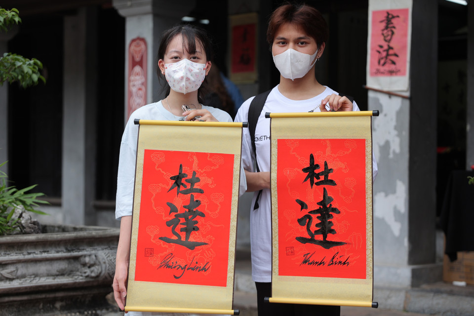 Phương Linh và Thanh Bình đến từ trường THPT Quang Trung (Hà Đông) cảm thấy rất hồi hộp trước kỳ thi. Hai em hôm nay đến dâng hương và xin chữ để củng cố thêm niềm tin sẽ đỗ nguyện vọng một. (Ảnh: Hoài Nam/Vietnam+) 