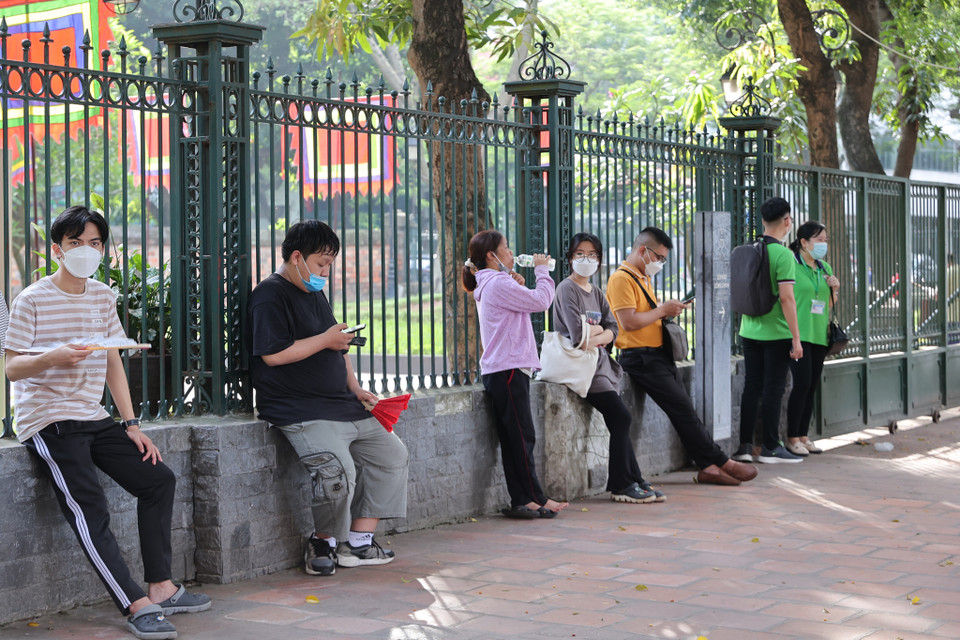 Mặc dù 8 giờ Văn Miếu mới mở cửa đón khách nhưng theo ghi nhận lúc 7 giờ 30 phút đã có rất nhiều phụ huynh đưa con em đến đợi ngoài cổng. (Ảnh: Hoài Nam/Vietnam+) 