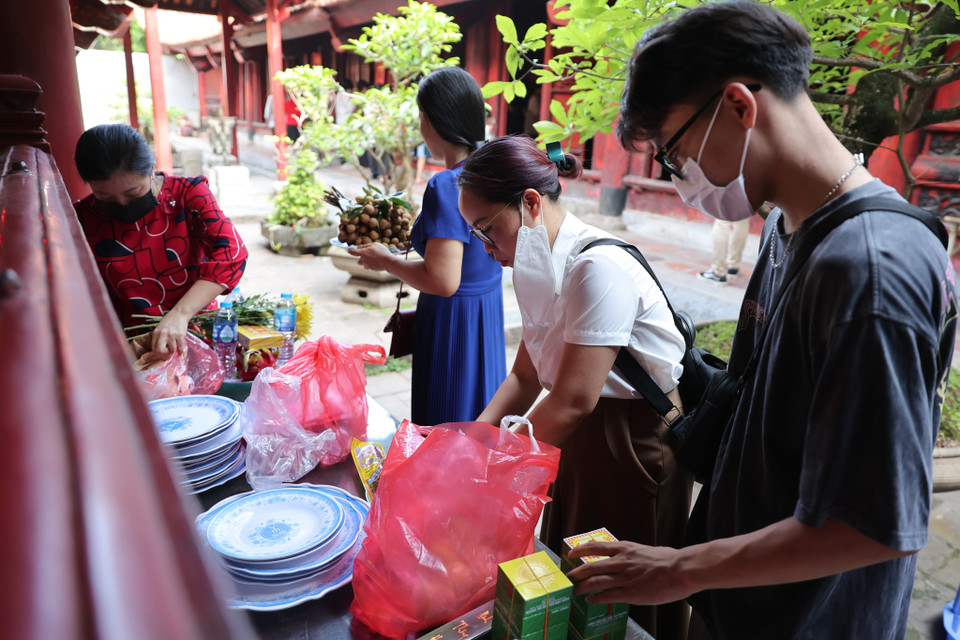 Chỉ còn một ngày nữa Kỳ thi tốt nghiệp THPT sẽ bắt đầu. Như đã thành thông lệ trước các kỳ thi quan trọng, nhiều bậc cha mẹ sắm lễ vật cùng các con đến Văn Miếu dâng hương. (Ảnh: Hoài Nam/Vietnam+)