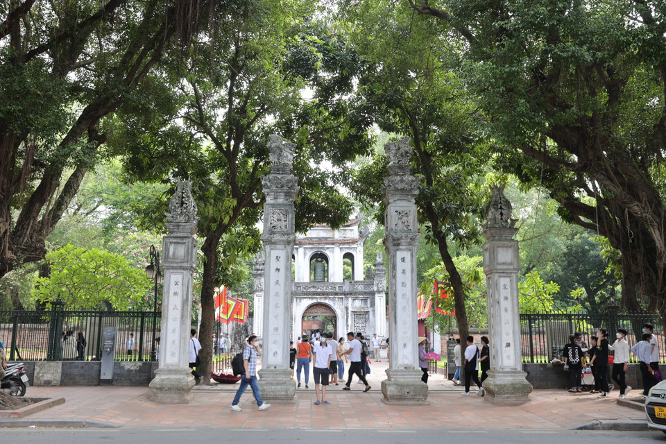 Kì thi THPT Quốc gia 2022 sắp diễn ra, Văn Miếu Quốc Tử Giám lại đón nhiều đoàn khách chủ yếu là phụ huynh và các sỹ tử đến dâng hương, xin chữ cầu may. (Ảnh: Hoài Nam/Vietnam+)