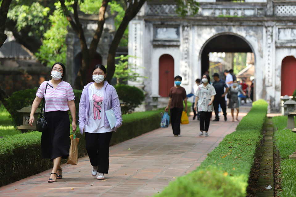 Nhiều phụ huynh chia sẻ đưa con đến Văn Miếu với mong cầu may mắn trước các kỳ thi quan trọng để giải tỏa tâm lý lo lắng của các con. (Ảnh: Hoài Nam/Vietnam+)