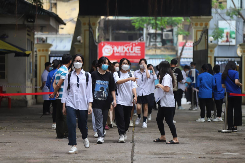 Tại điểm Trường THPT Việt Đức, các thí sinh đã có mặt trước 14 giờ để làm thủ tục dự thi. (Ảnh: Hoài Nam/Vietnam+) 