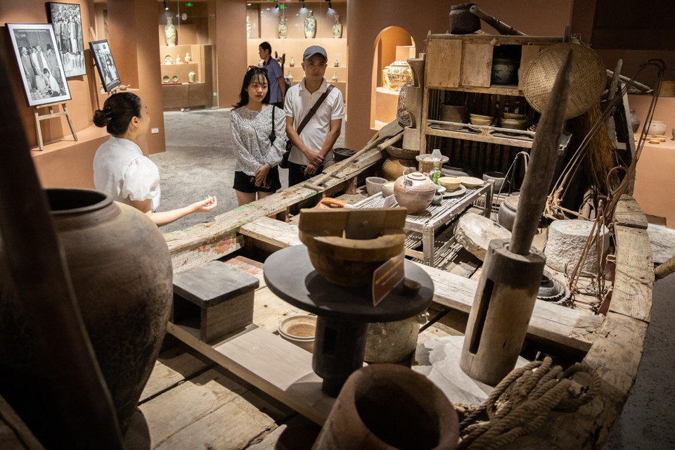 Chiếc thuyền tượng trưng cho câu chuyện vượt sóng Hồng Hà, dừng chân tại làng gốm Bát Tràng hiện nay, không những thế đây còn là biểu tượng của giao thương buôn bán đưa sản phẩm đi mọi miền Tổ quốc. (Ảnh: Hoài Nam/Vietnam+)