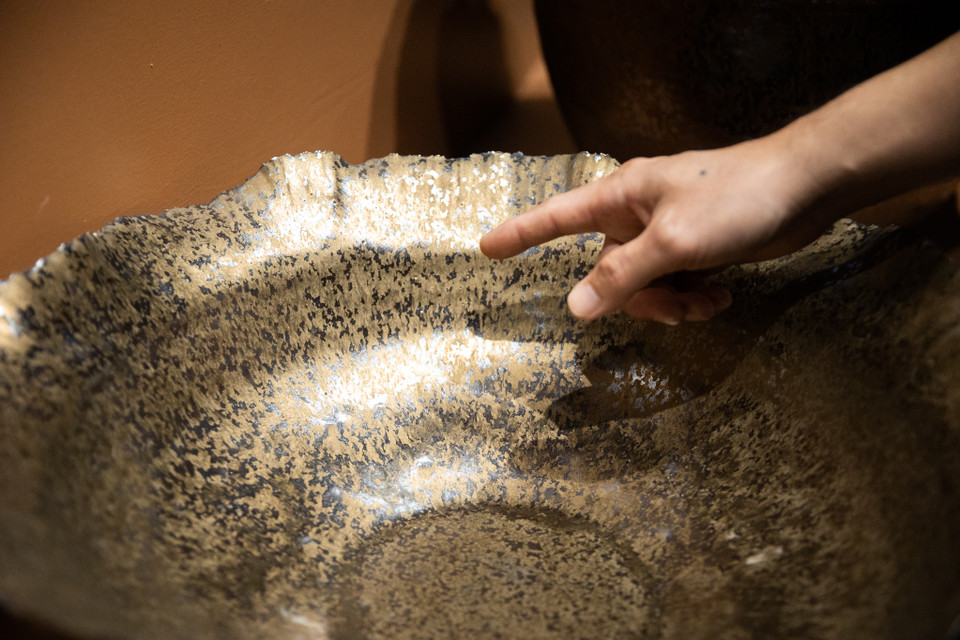 Anh còn nghiên cứu ra dòng men dầu, tuy là gốm nhưng thoạt nhìn qua rất nhiều du khách đã lầm tưởng đây là sản phẩm bằng kim loại. (Ảnh: Hoài Nam/Vietnam+)