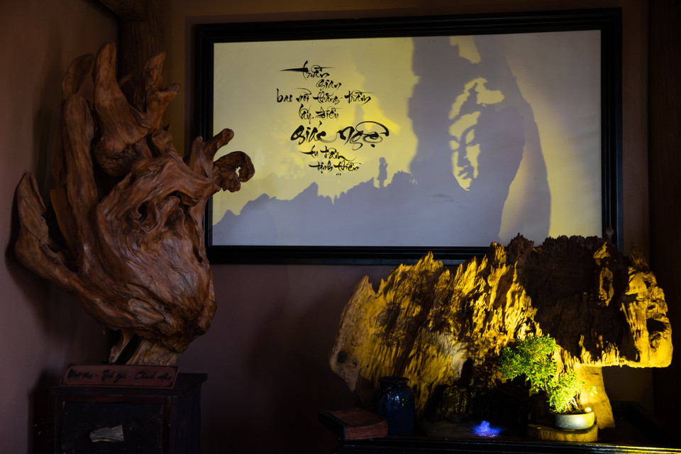 Đây là một tác phẩm nghệ thuật điêu khắc ánh sáng kết hợp giữa điêu khắc truyền thống trên gỗ đũa tạo nên tác phẩm khi có ánh sáng chiếu vào. Ánh sáng hắt qua từng lớp, từng khe gỗ tạo nên bức tranh giống như một bức tranh thủy mặc. Trong ảnh chính là tác phẩm ‘Ánh sáng giác ngộ’. (Ảnh: Hoài Nam/Vietnam+)