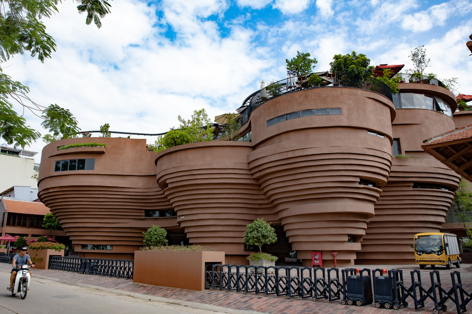 Trung tâm Tinh hoa Làng nghề Việt được nung nấu ý tưởng từ hơn 10 năm trước và chính thức hoàn thành phần xây dựng cơ bản năm 2018 trên diện tích 3.300 mét vuông, với thiết kế 5 tầng nổi, 1 tầng hầm và hai bên có hai dãy nhà 2 tầng 4 mái lợp ngói. (Ảnh: Hoài Nam/Vietnam+)