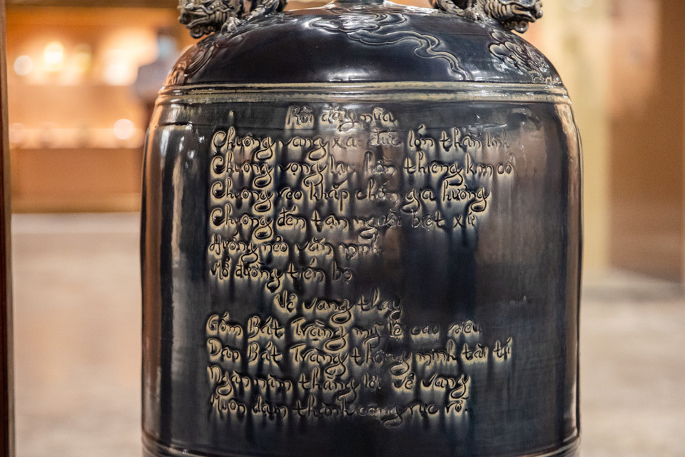 Trên chiếc chuông khắc bài thơ Bát Tràng Hồng Chung của Anh hùng Lao động Vũ Khiêu- khái quát về lịch sử hình thành và quá trình phát triển của làng Bát Tràng. (Ảnh: Hoài Nam/Vietnam+)