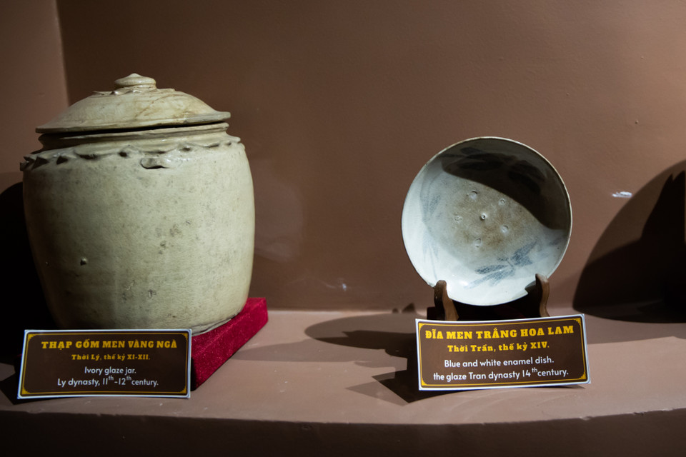 Nơi đây là khu vực trưng bày những cổ vật từ nhiều thế kỷ trước, những minh chứng cho làng nghề truyền thống lâu đời. (Ảnh: Hoài Nam/Vietnam+)