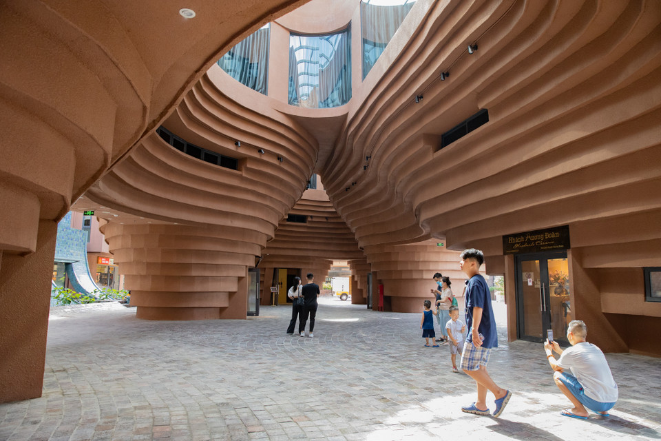 Bảo tàng có tầng 1 là các khối nhà có thiết kế 7 trụ xoay, kích thước và kiểu dáng không giống nhau tạo nên sự khác biệt rất riêng như chính nghề sản phẩm thủ công truyền thống và hình ảnh những đường chỉ ngang trượt theo mặt cong như sự tiếp nối của dòng chảy sông Hồng, từ ngàn năm nay đã ôm trọn làng gốm. Tầng 1 còn là nơi giới thiệu và bán các sản phẩm gốm. (Ảnh: Hoài Nam/Vietnam+)