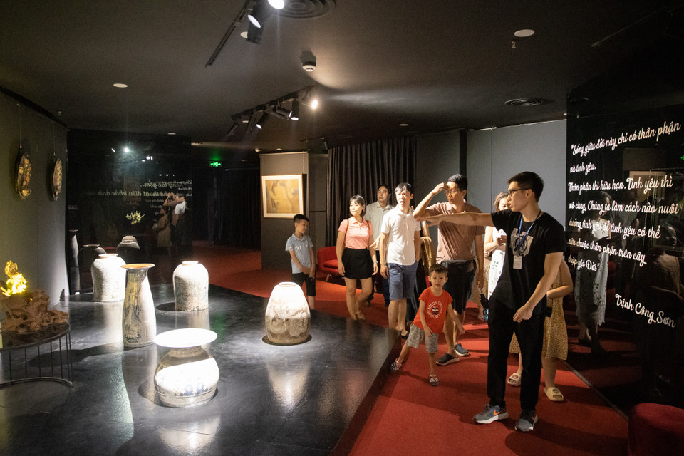 Tầng 3 là không gian triển lãm, đấu giá của các tác phẩm nghệ thuật đạt chuẩn quốc tế do Nhà đấu giá nghệ thuật Chọn Delat sáng lập; trong đó có gốm, các tác phẩm nghệ thuật và các tác phẩm tranh của những hoạ sĩ nổi tiếng. (Ảnh: Hoài Nam/Vietnam+)