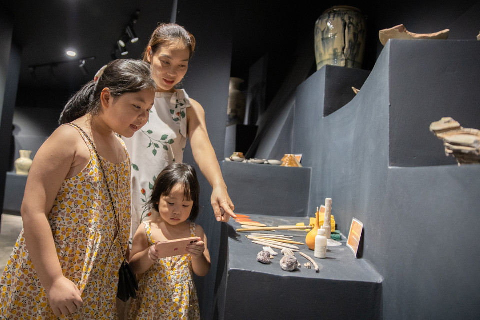 Đây là không gian dành cho những công chúng quan tâm sâu đến nghề sản xuất gốm và nghiên cứu về gốm. Sản phẩm trưng bày là những dụng cụ làm nghề và những mẫu men nghiên cứu qua các thời kỳ (Ảnh: Hoài Nam/Vietnam+)