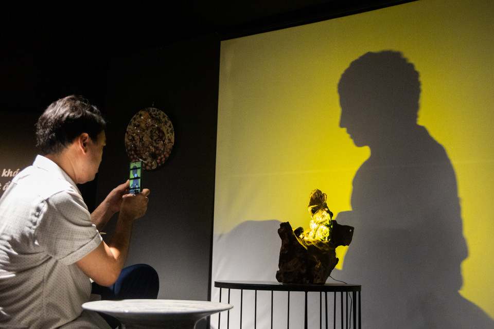 Du khách tới đây có thể chiêm ngưỡng nhiều tác phẩm nghệ thuật khác ngoài gốm Bát Tràng, trong đó có tác phẩm từ nghệ thuật điêu khắc ánh sáng được nhiều du khách thích thú. (Ảnh: Hoài Nam/Vietnam+)