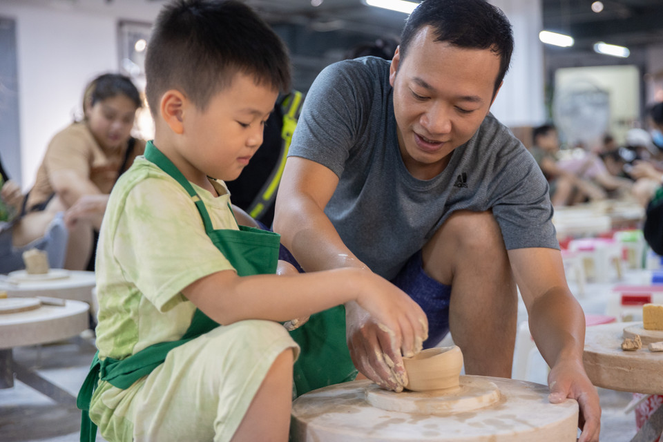 Có 3 hoạt động chính: Vuốt, nặn, tô vẽ, du khách sẽ được thực hiện trực tiếp trên chiếc bàn xoay. Đây là nơi trải nghiệm rất phù hợp cho các nhóm bạn hay gia đình trong mỗi dịp cuối tuần. (Ảnh: Hoài Nam/Vietnam+)