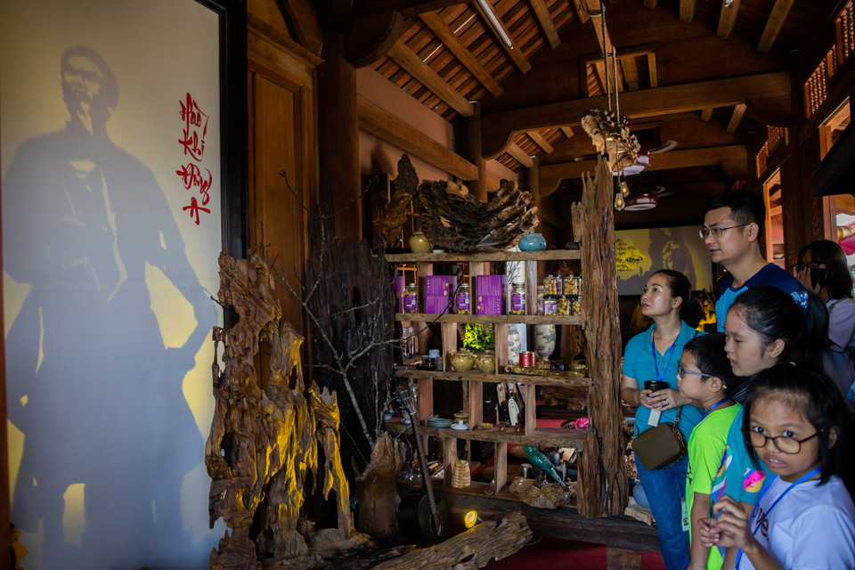 Tầng trên cùng là nơi thưởng trà và là nơi chính trưng bày các tác phẩm của nghệ thuật điêu khắc ánh sáng. Đây là nơi có không gian yên tĩnh, quý khách có thể vừa thưởng trà, vừa ngắm nhìn toàn cảnh không gian làng Bát, nghe nhạc thư giãn và nghỉ ngơi. (Ảnh: Hoài Nam/Vietnam+)