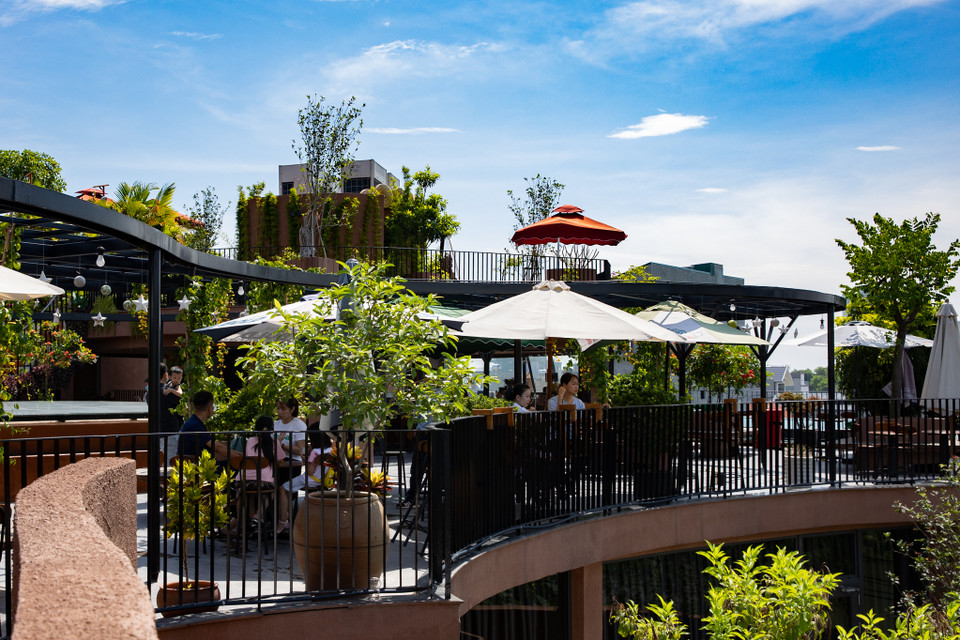 Trên tầng 4 của bảo tàng là nơi nghỉ chân của du khách. Cafe Nghệ nhân là không gian cafe thoáng mát. Đứng ở vị trí này, quý khách có thể nhìn ngắm một cách bao quát nhất về dòng sông Bắc Hưng Hải. (Ảnh: Hoài Nam/Vietnam+)