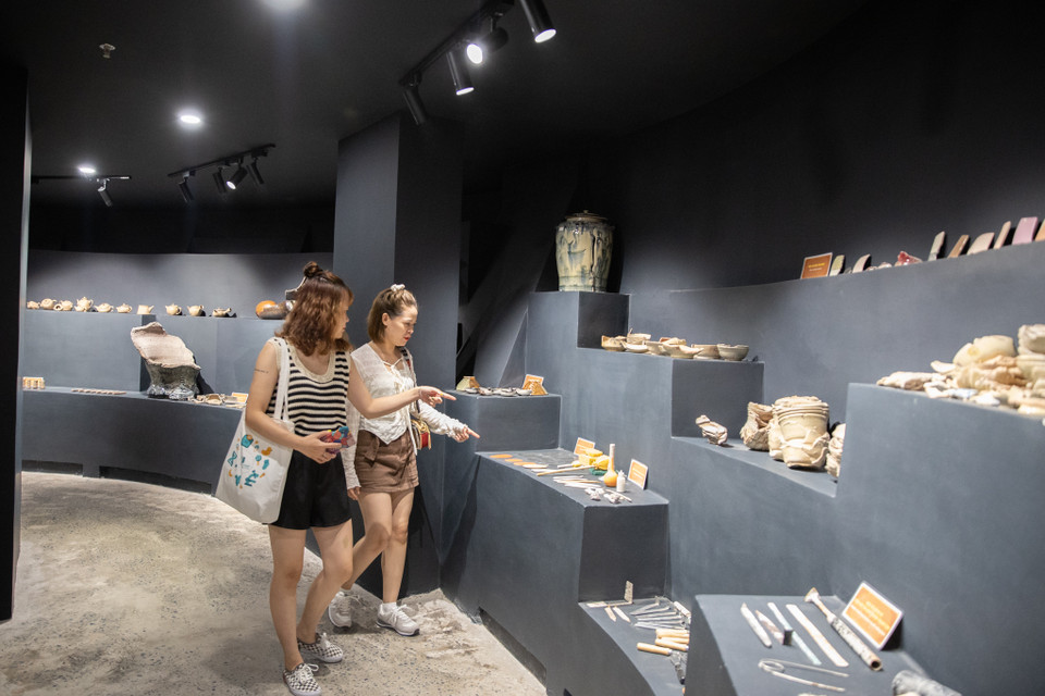 Cuối cùng là không gian trưng bày rất khiêm tốn nhưng chứa đựng giá trị lớn, đó là không gian nghiên cứu khoa học về nghề gốm. (Ảnh: Hoài Nam/Vietnam+)