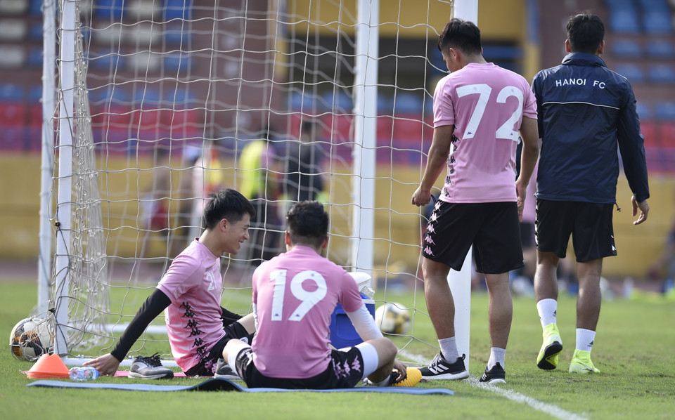 Cùng với Hải "con", trung vệ Đình Trọng cũng mới gặp chấn thương. Cả hai phải tập riêng với bác sỹ ở buổi tập gần nhất của Hà Nội FC. (Ảnh: Nguyên An/Vietnam+)