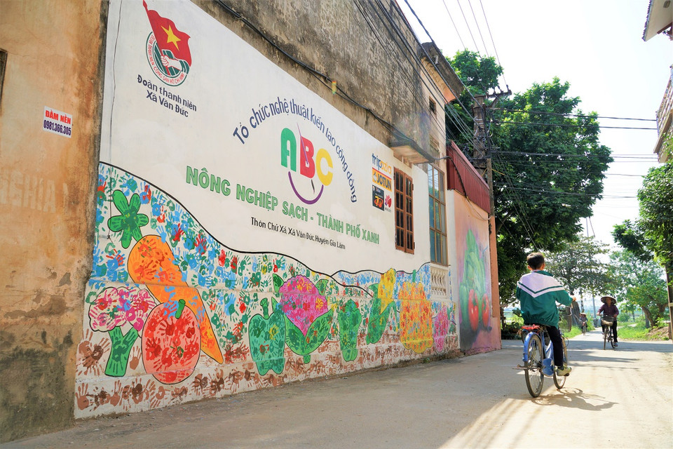 Đây là hoạt động của tổ chức Nghệ thuật Kiến tạo Cộng đồng (Arts Build Communities - ABC) với mục đích biến nơi đây thành ngôi làng bích họa đầu tiên của Hà Nội. Các bức vẽ đều được tổ chức này kêu gọi tài trợ, miễn phí. (Ảnh: Minh Hiếu/Vietnam+)