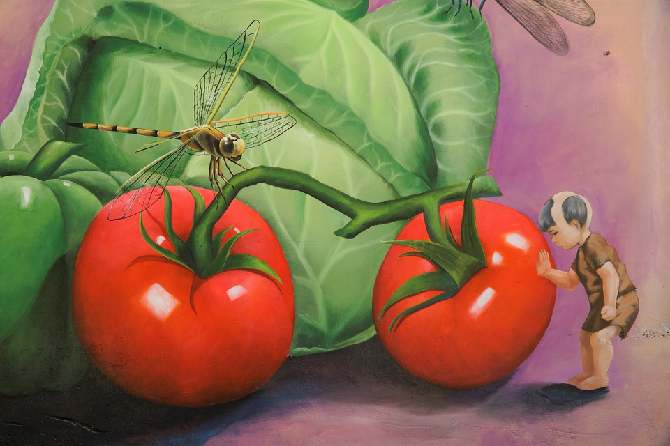 Những sản vật của làng như rau, củ quả được các họa sĩ thể hiện chân thực. (Ảnh: Minh Hiếu/Vietnam+)